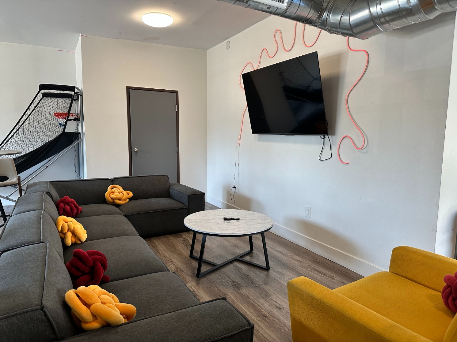 Community lounge at Heritage 2831