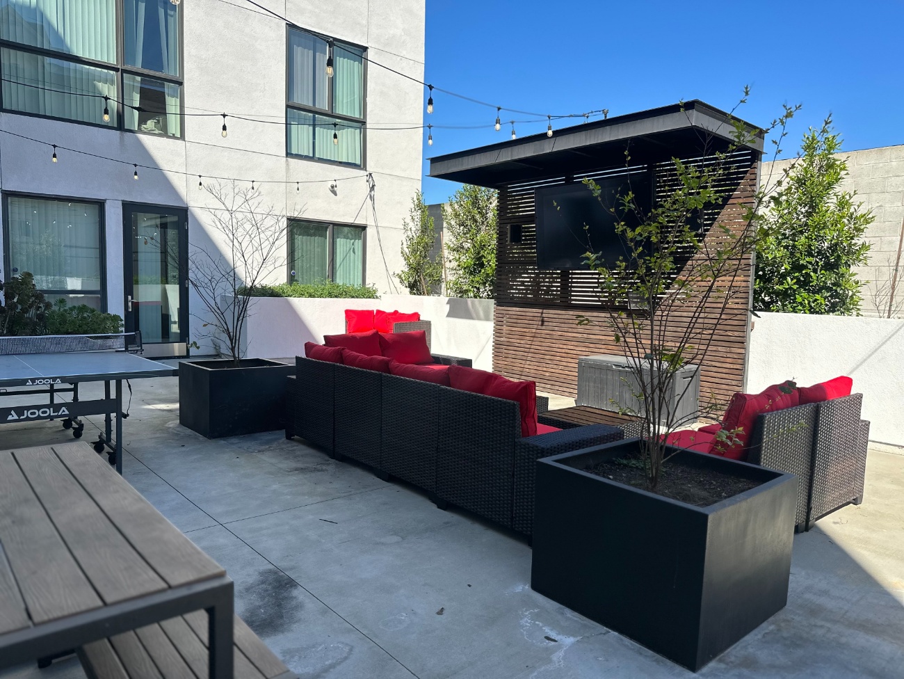 Zen deck courtyard with lounge seating and big screen TV at Heritage 1275