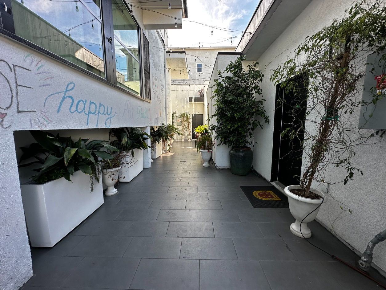 Walkway and leasing office etnrance at Heritage 624